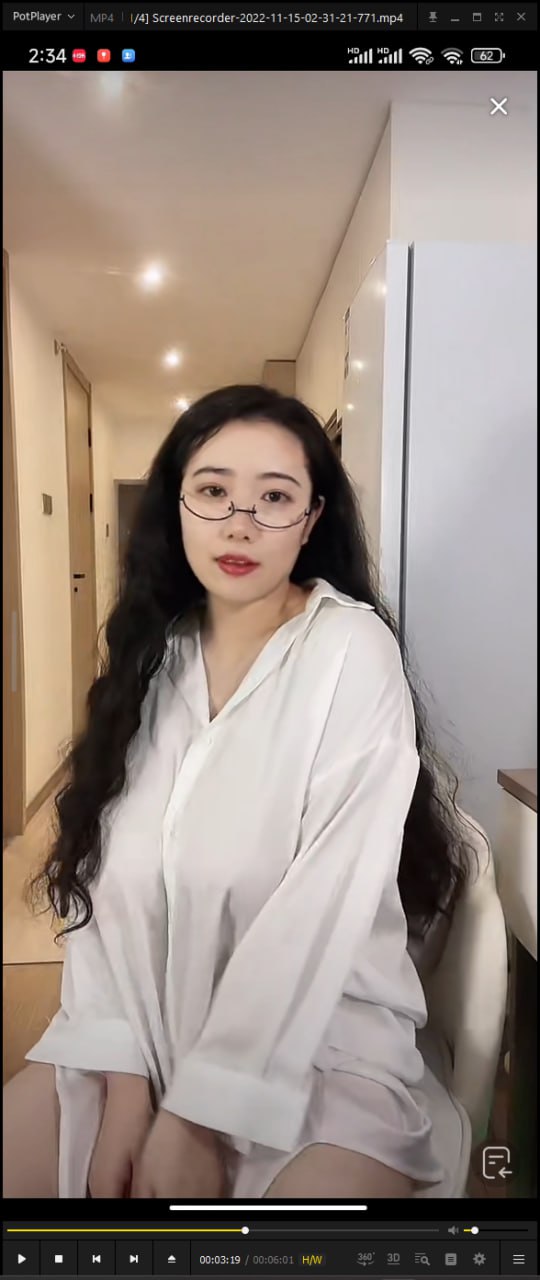 抖音女主播 偷偷展示椅子舞  不能跳太久，会被超管发现！
