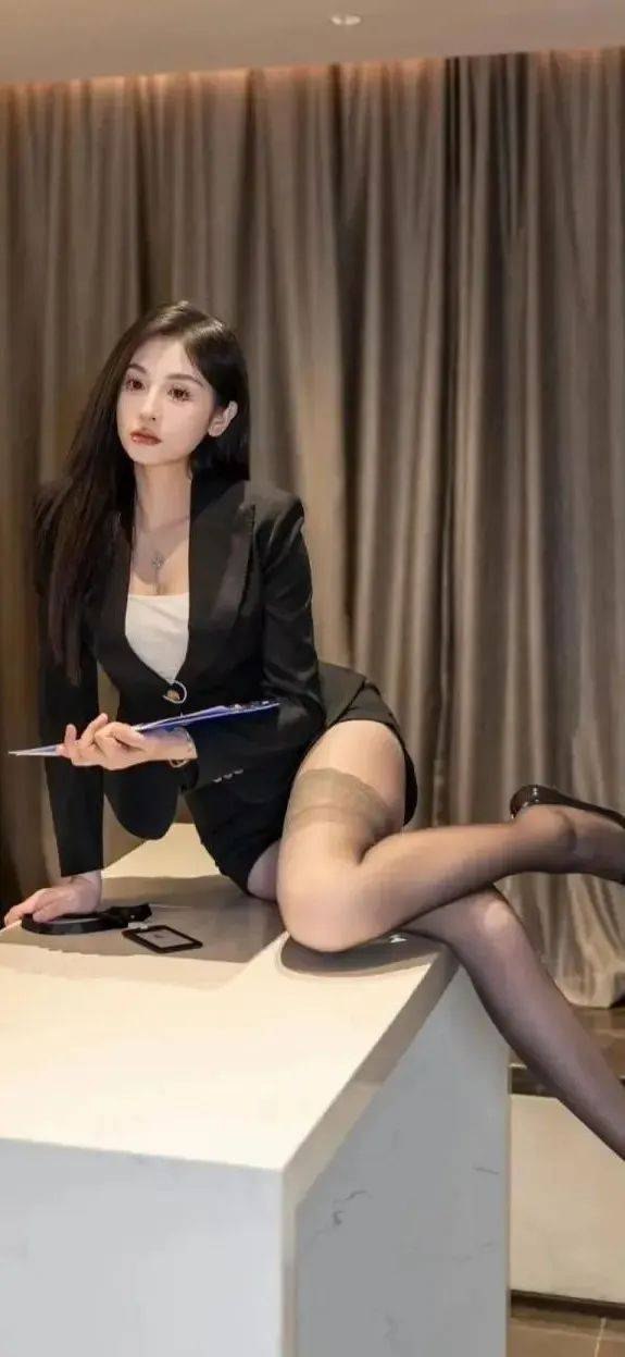 渣男壁纸模特奶瓶黑丝写真