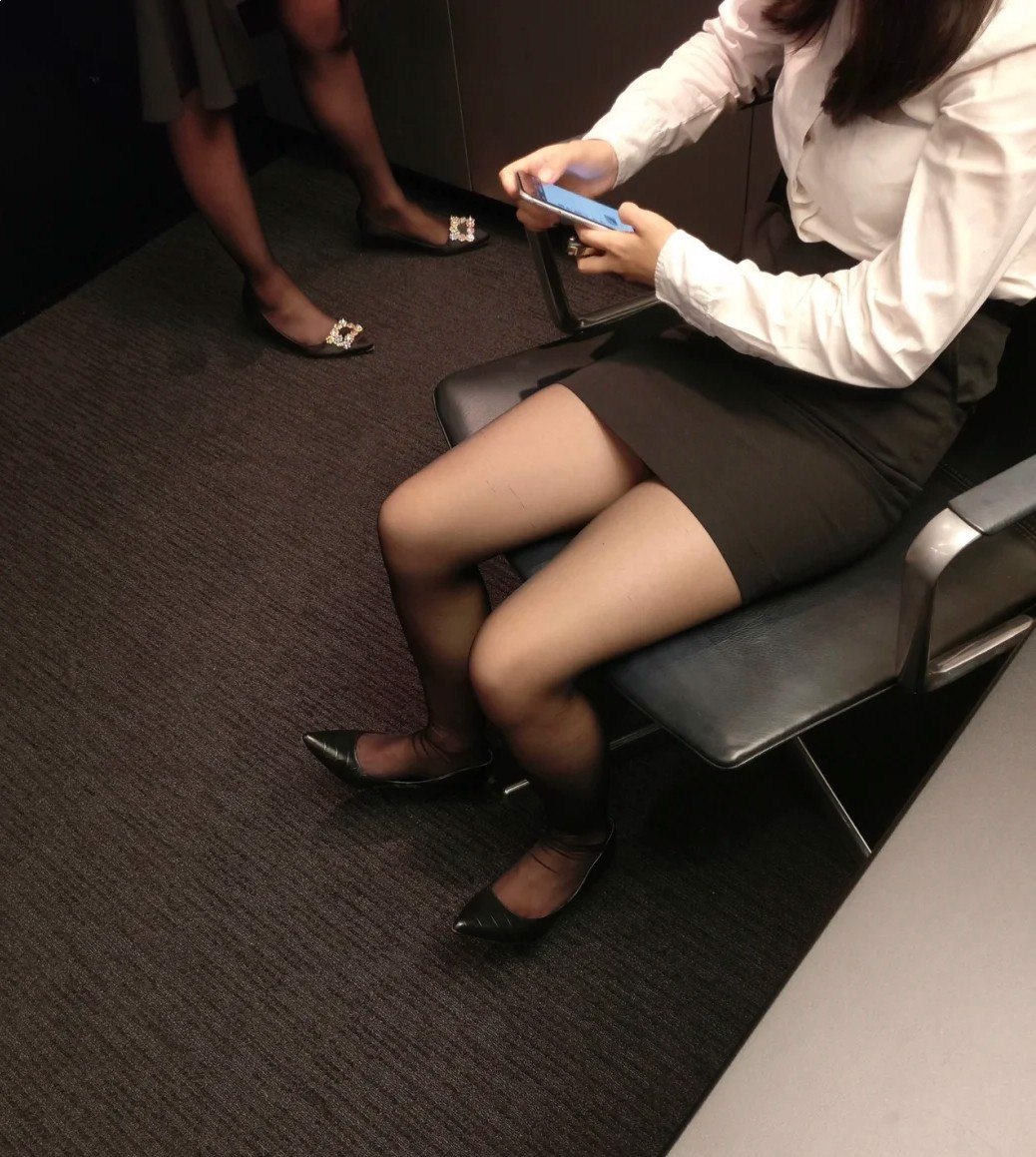 身高175，超短裙配黑丝，这样的女同事不多见了！